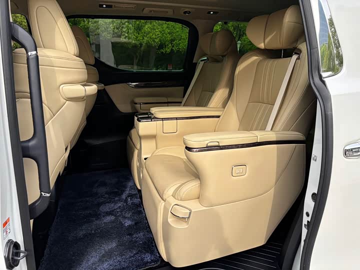 Фото 8 - Toyota Vellfire