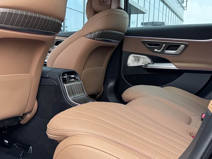 Фото 13 - Mercedes-Benz E-Class