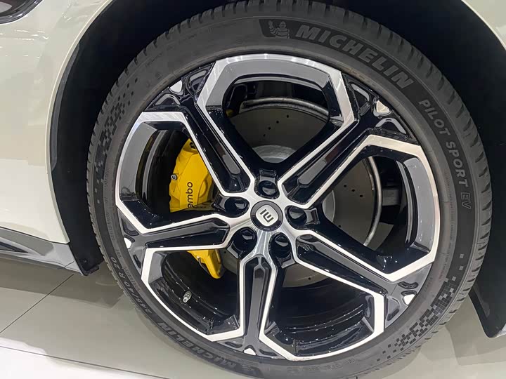 Фото 22 - Xiaomi SU7