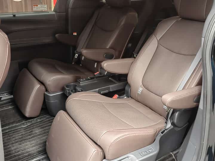 Фото 10 - Toyota Granvia