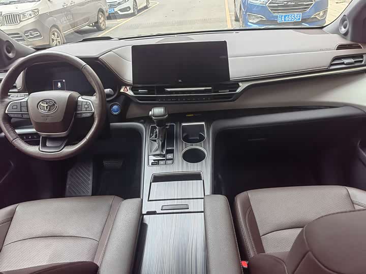 Фото 11 - Toyota Granvia