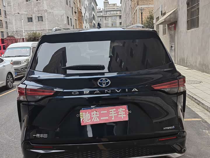 Фото 2 - Toyota Granvia