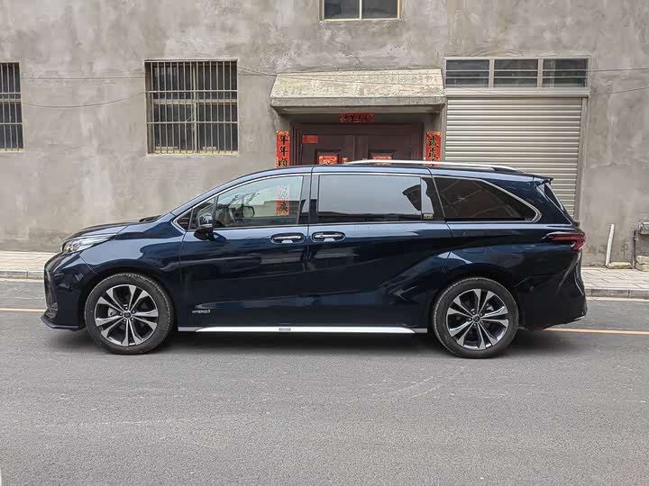 Фото 3 - Toyota Granvia