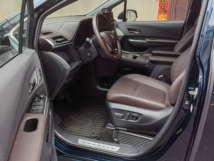 Фото 9 - Toyota Granvia