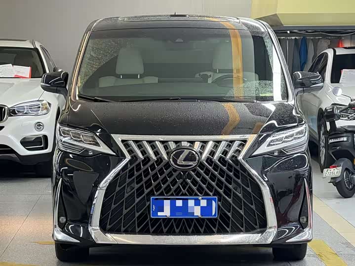 Фото 1 - Lexus LM