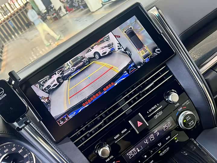 Фото 15 - Lexus LM