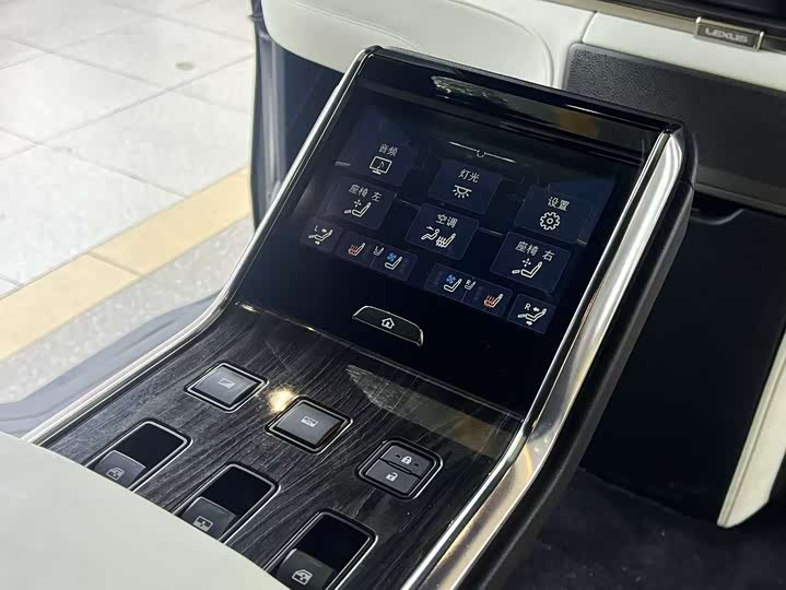 Фото 16 - Lexus LM