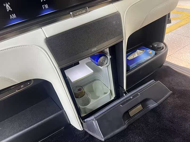 Фото 18 - Lexus LM