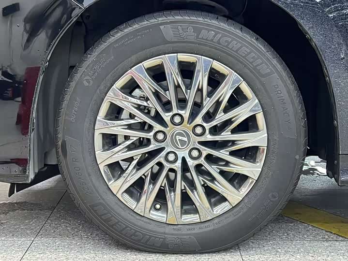 Фото 20 - Lexus LM