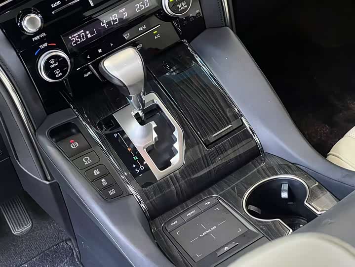 Фото 8 - Lexus LM