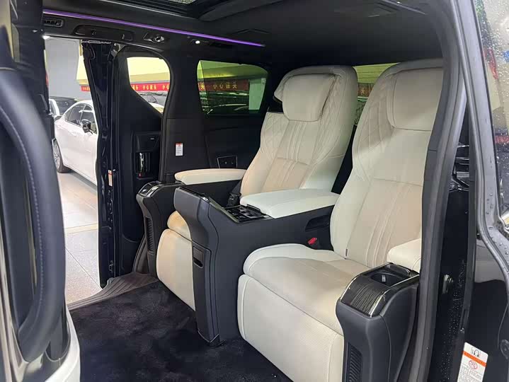 Фото 9 - Lexus LM