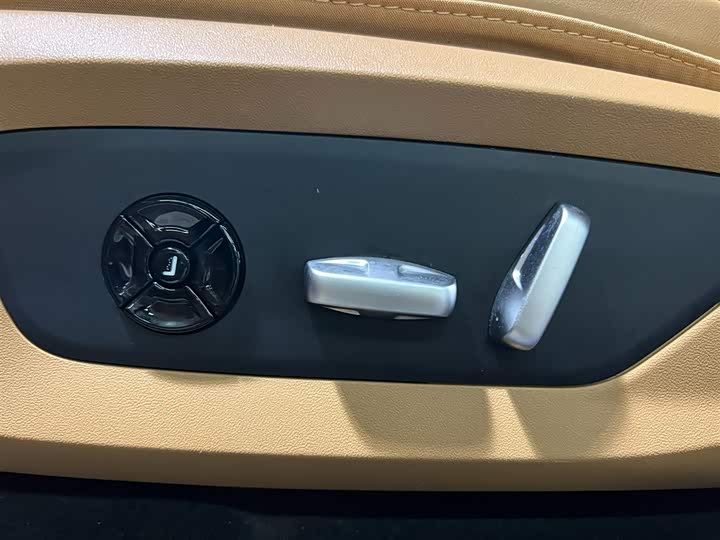 Фото 11 - LiXiang One