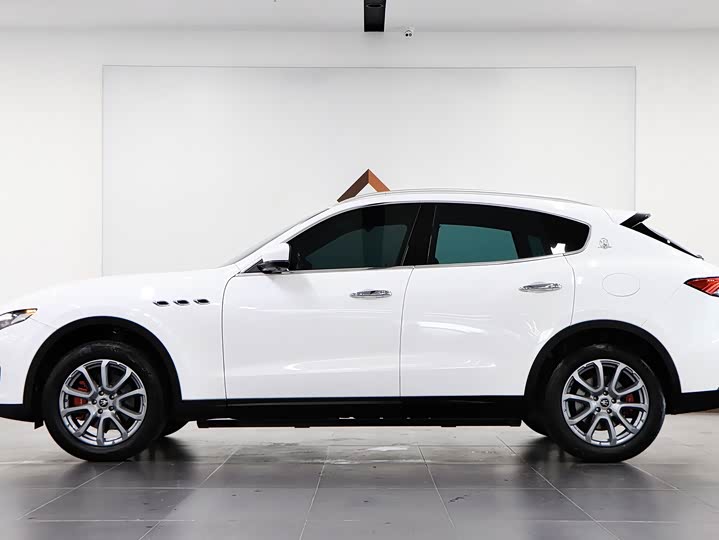 Фото 7 - Maserati Levante