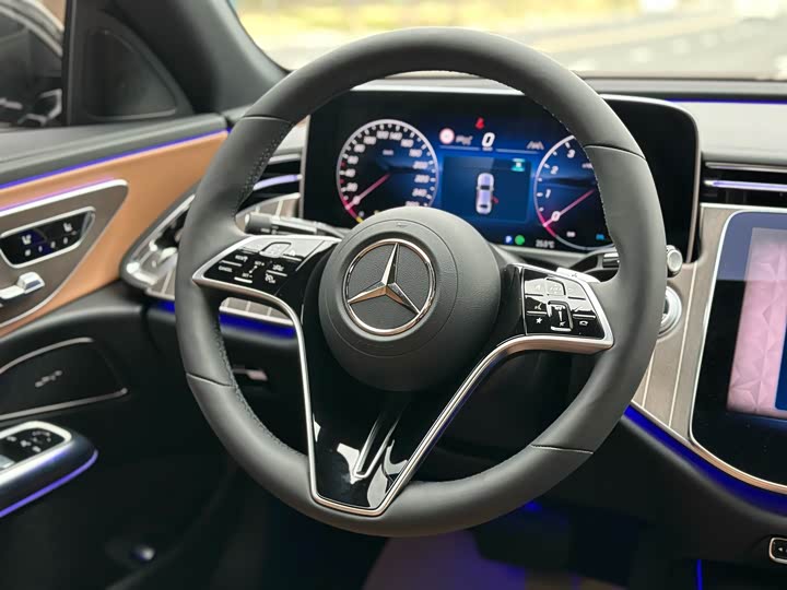 Фото 7 - Mercedes-Benz E-Class