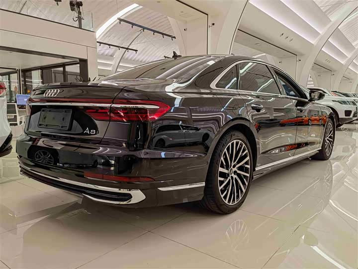 Фото 3 - Audi A8