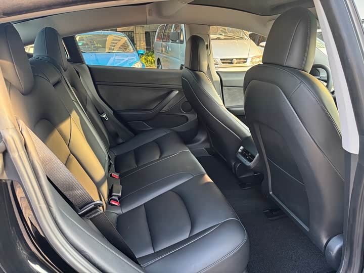 Фото 10 - Tesla Model 3