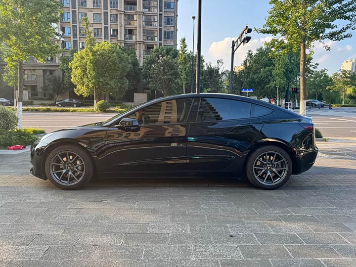 Фото 3 - Tesla Model 3