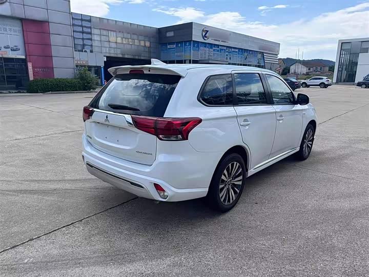 Фото 6 - Mitsubishi Outlander