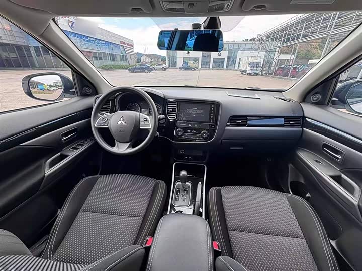 Фото 8 - Mitsubishi Outlander