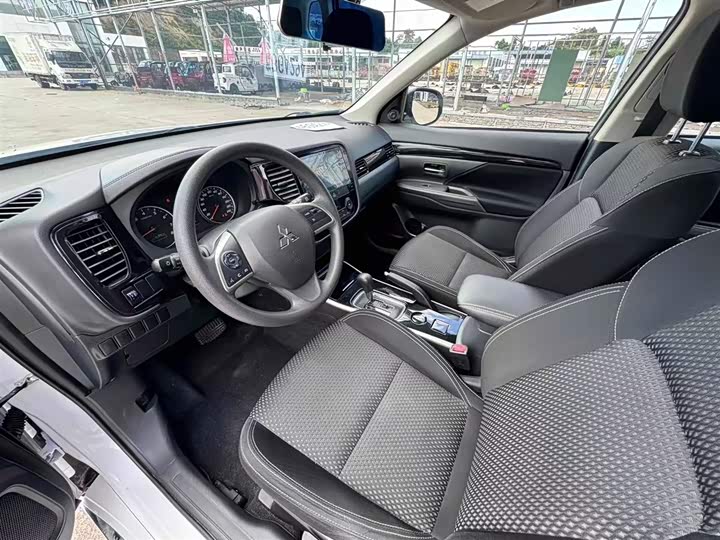 Фото 9 - Mitsubishi Outlander