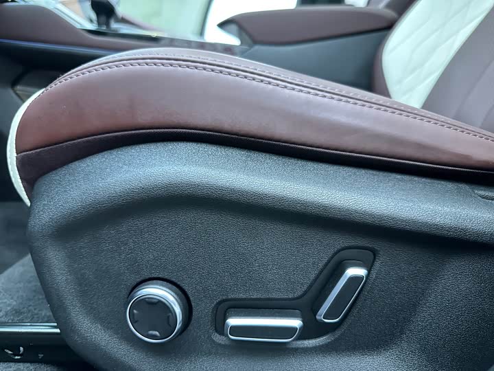 Фото 11 - Geely Monjaro