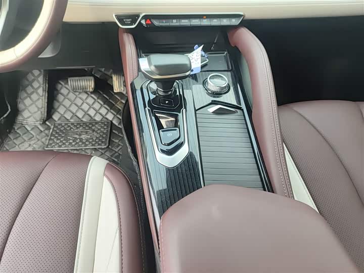 Фото 14 - Geely Monjaro