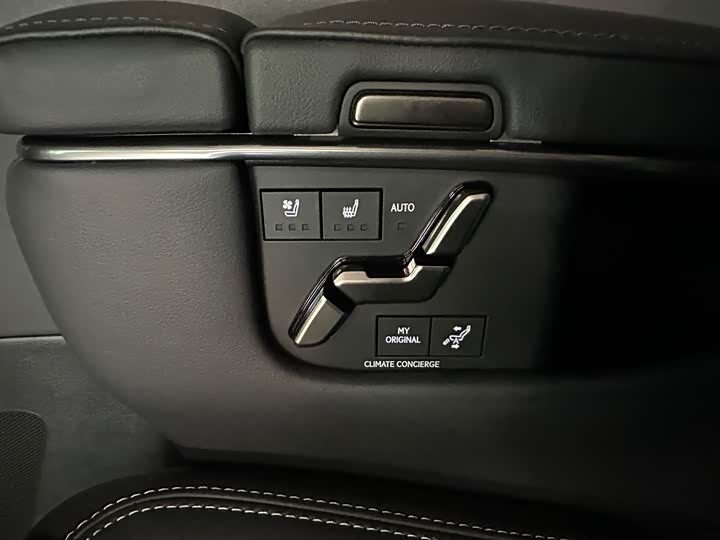 Фото 12 - Lexus LM