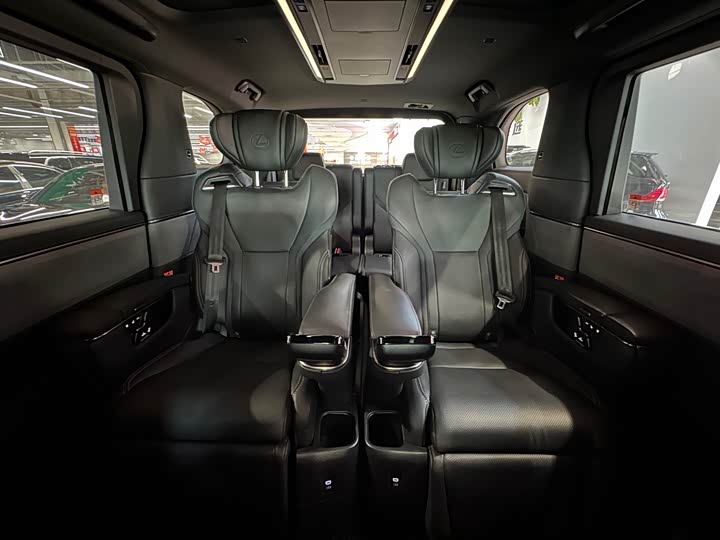 Фото 14 - Lexus LM