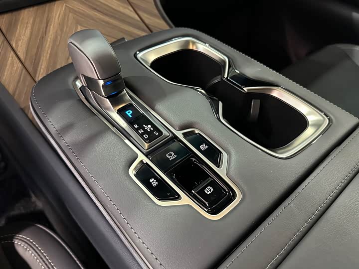 Фото 19 - Lexus LM