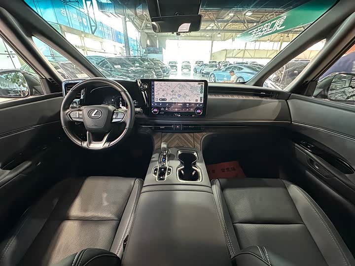 Фото 9 - Lexus LM