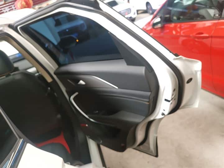 Фото 27 - Bestune T77