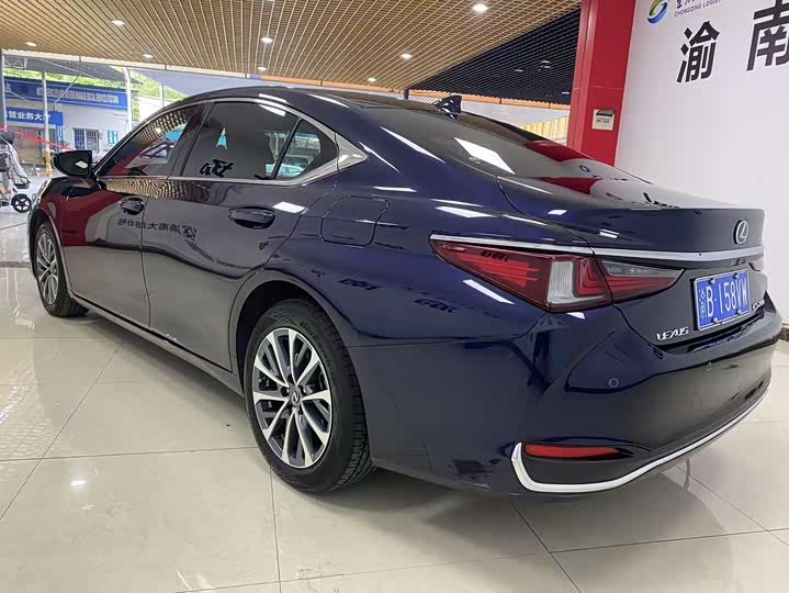 Фото 4 - Lexus ES