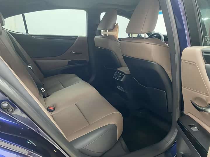 Фото 7 - Lexus ES