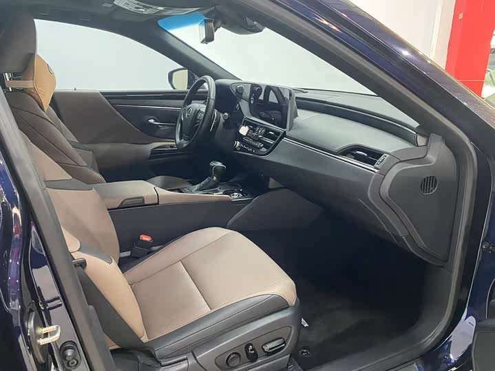 Фото 8 - Lexus ES