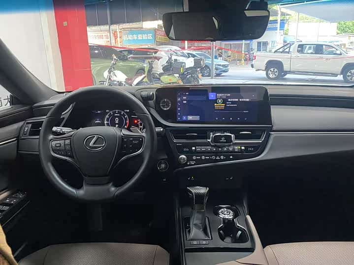 Фото 9 - Lexus ES