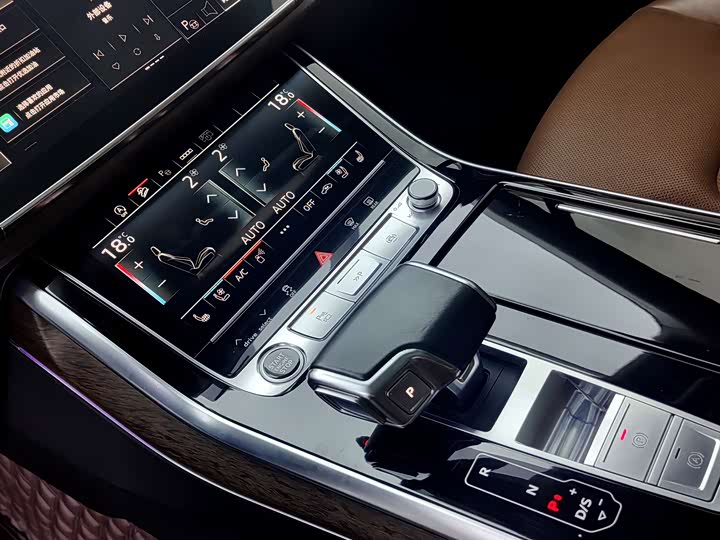 Фото 14 - Audi Q7