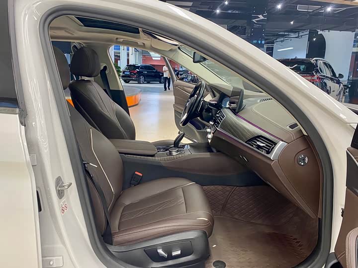 Фото 13 - BMW 5 Series