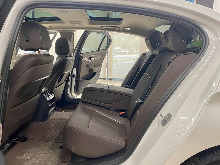 Фото 15 - BMW 5 Series