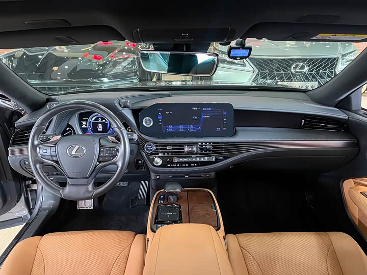 Фото 11 - Lexus LS