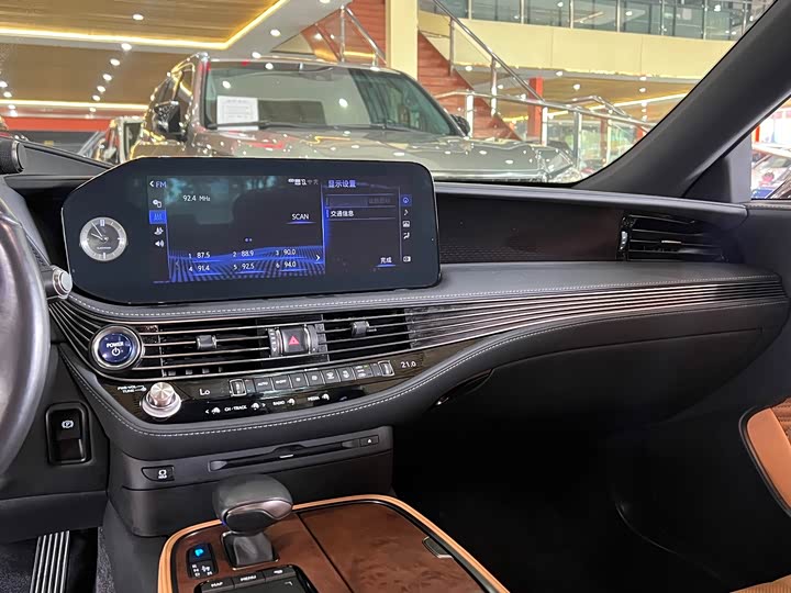 Фото 13 - Lexus LS