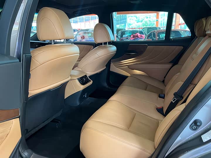 Фото 8 - Lexus LS