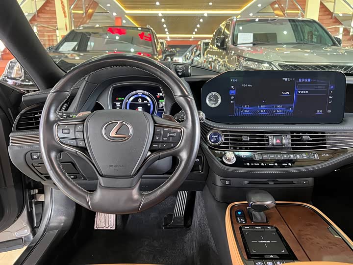 Фото 9 - Lexus LS