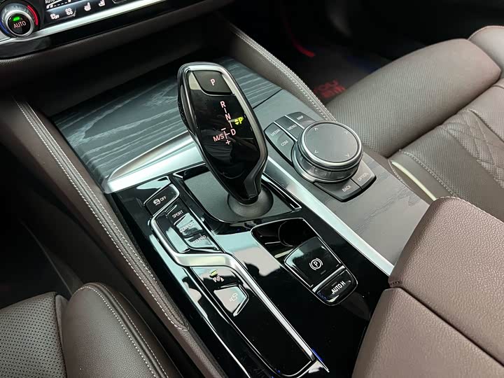 Фото 13 - BMW 5 Series