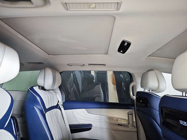 Фото 10 - Roewe iMax 8