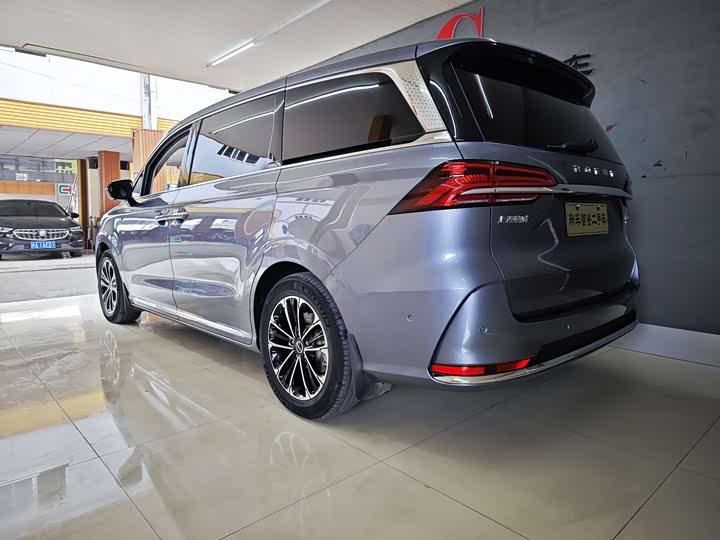 Фото 7 - Roewe iMax 8