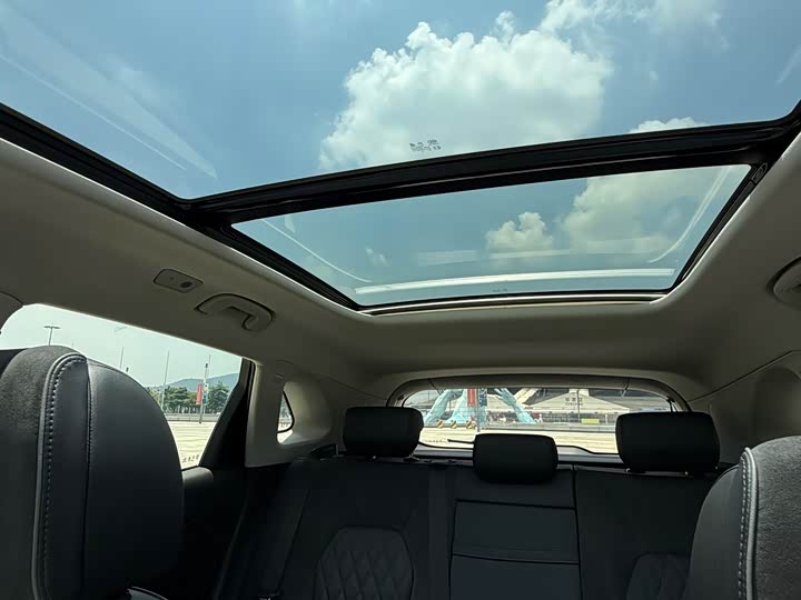 Фото 15 - Hongqi HS5