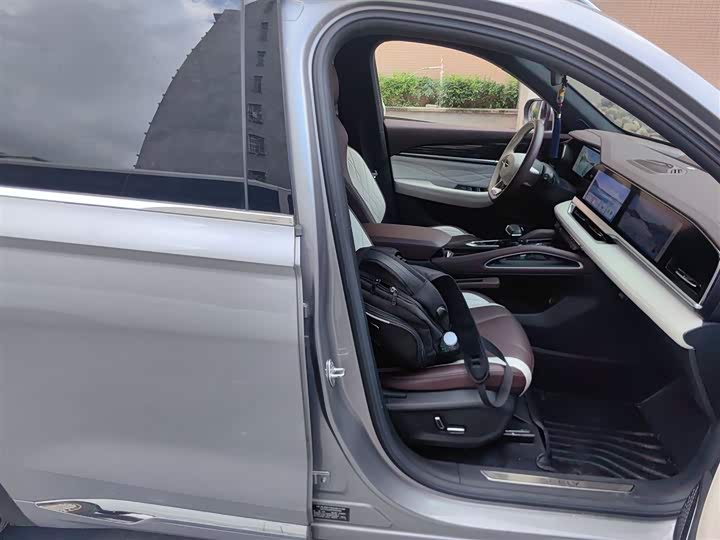 Фото 25 - Geely Monjaro