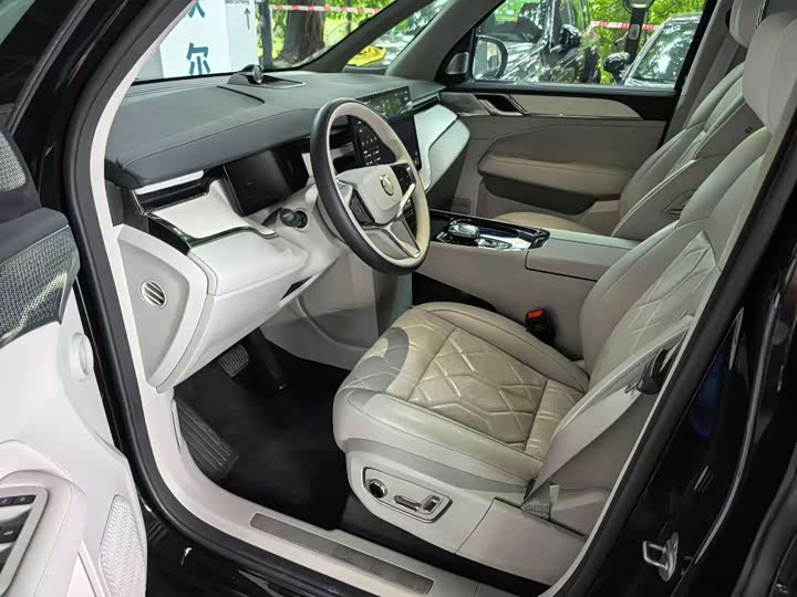 Фото 3 - Volvo EM90