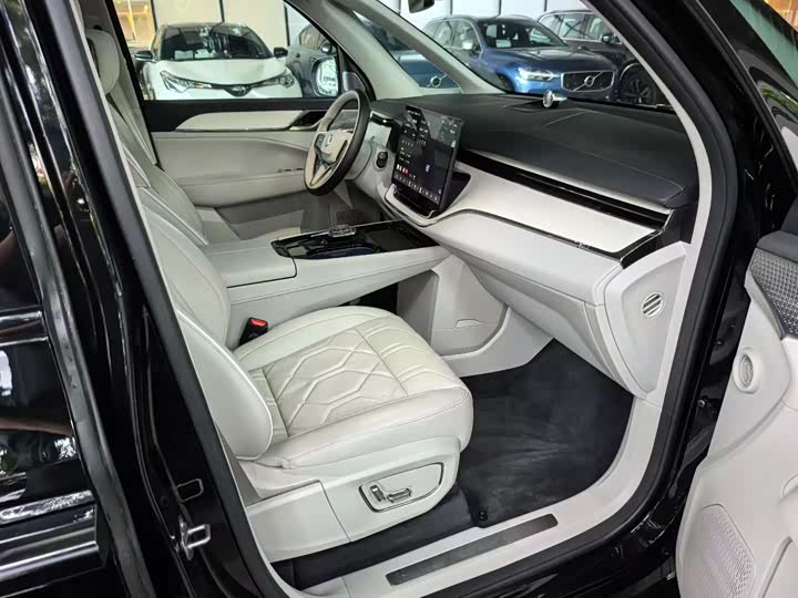 Фото 4 - Volvo EM90