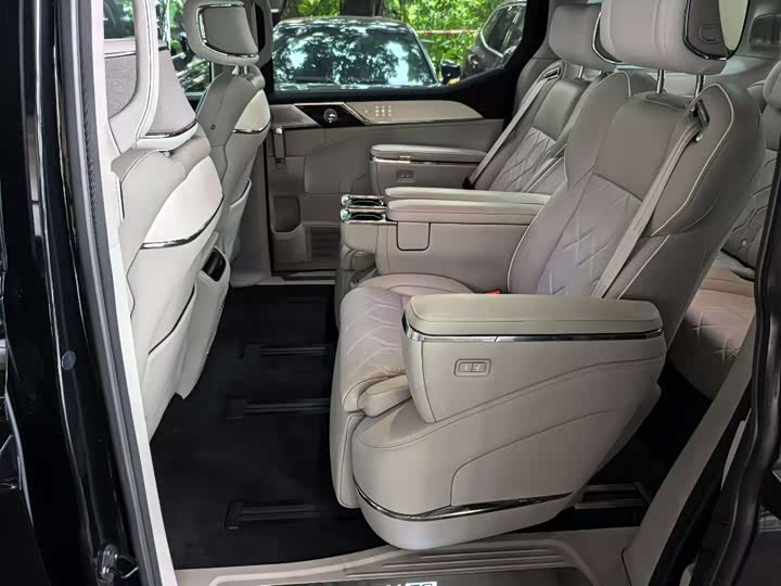 Фото 5 - Volvo EM90